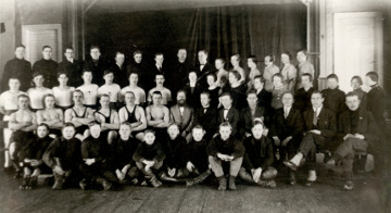 Rovaniemen Reippaan voimistelijoita ja painijoita yhteiskuvassa Rovaniemen työväentalolla 1927.