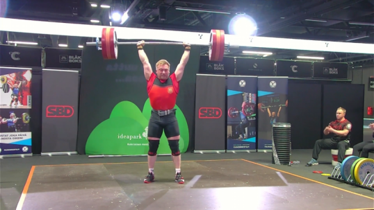 Antti Peltokangas työntää Suomen ennätyksen 179 kiloa.