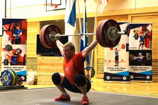 Antti Peltokangas tempaa ennätyksensä 136 kiloa.