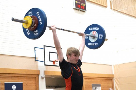 Elias Kumpuniemi työntää 73 kiloa.