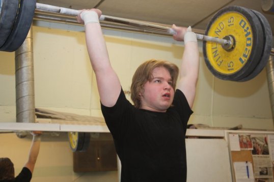 Rikhard Pirkkiö voimaili 17-vuotiaiden SM-kultaa.