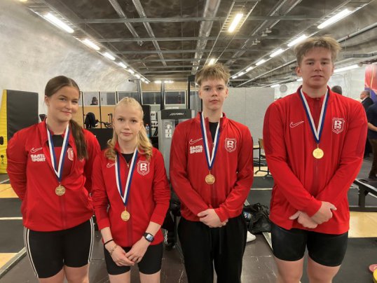 Suomen mestarit 17-vuotiaissa: Tinja Keto, Riina Puljujärvi, Luukas "Veke" Kyppö ja Jasper Marjeta.