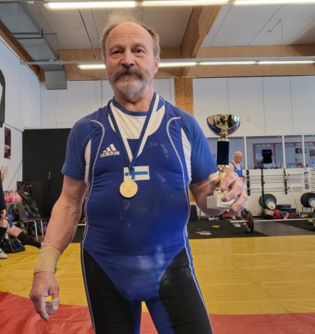 Uolevi Kahelin oli 75-vuotiaiden paras nostaja. Kuva: Pasi Vierelä